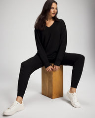 Soma / Ultrasoft Fleece V-Neck Sweatshirt BLACK
