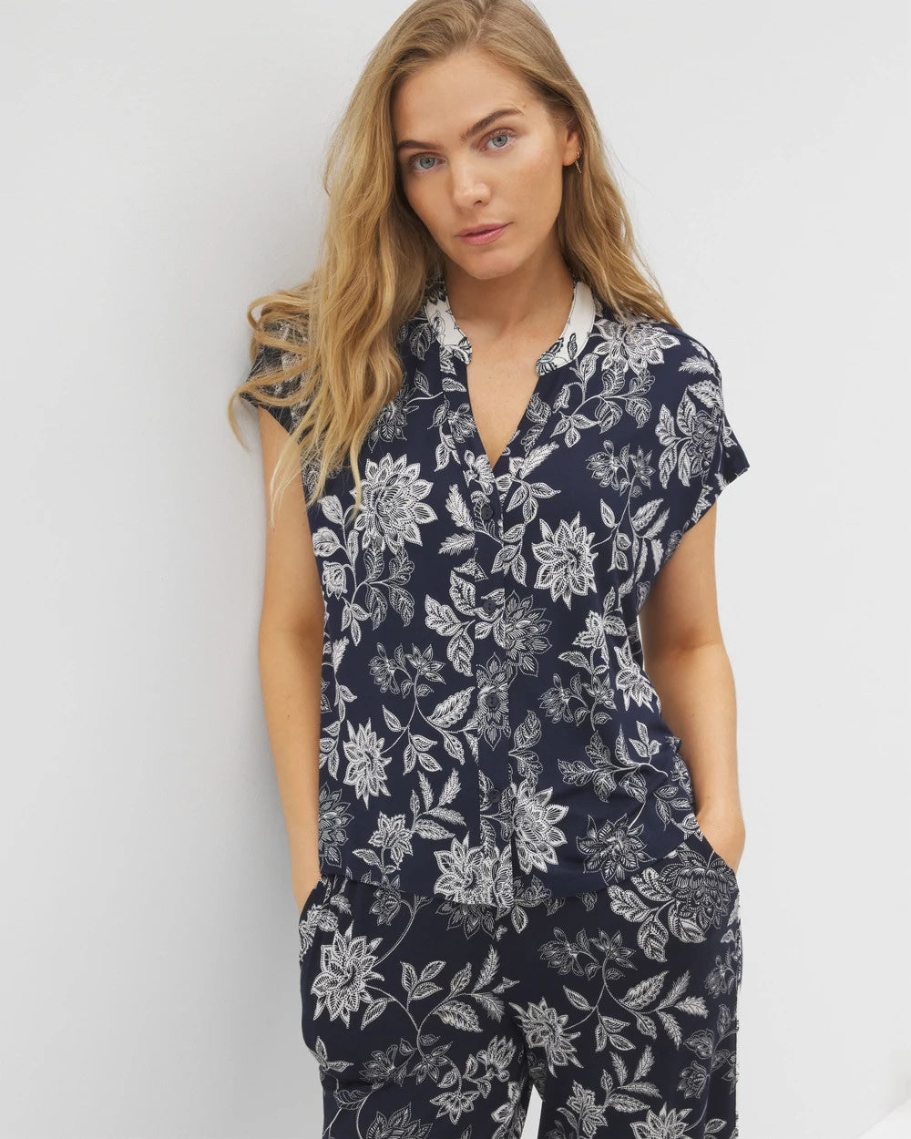 Soma / Mandarin Collar Short Sleeve Pajama Top MEANDERING GARDEN NAVY