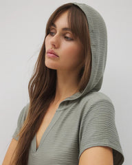 Soma / Crinkle Knit Short Sleeve V-Neck Hoodie RESTORATION GREEN