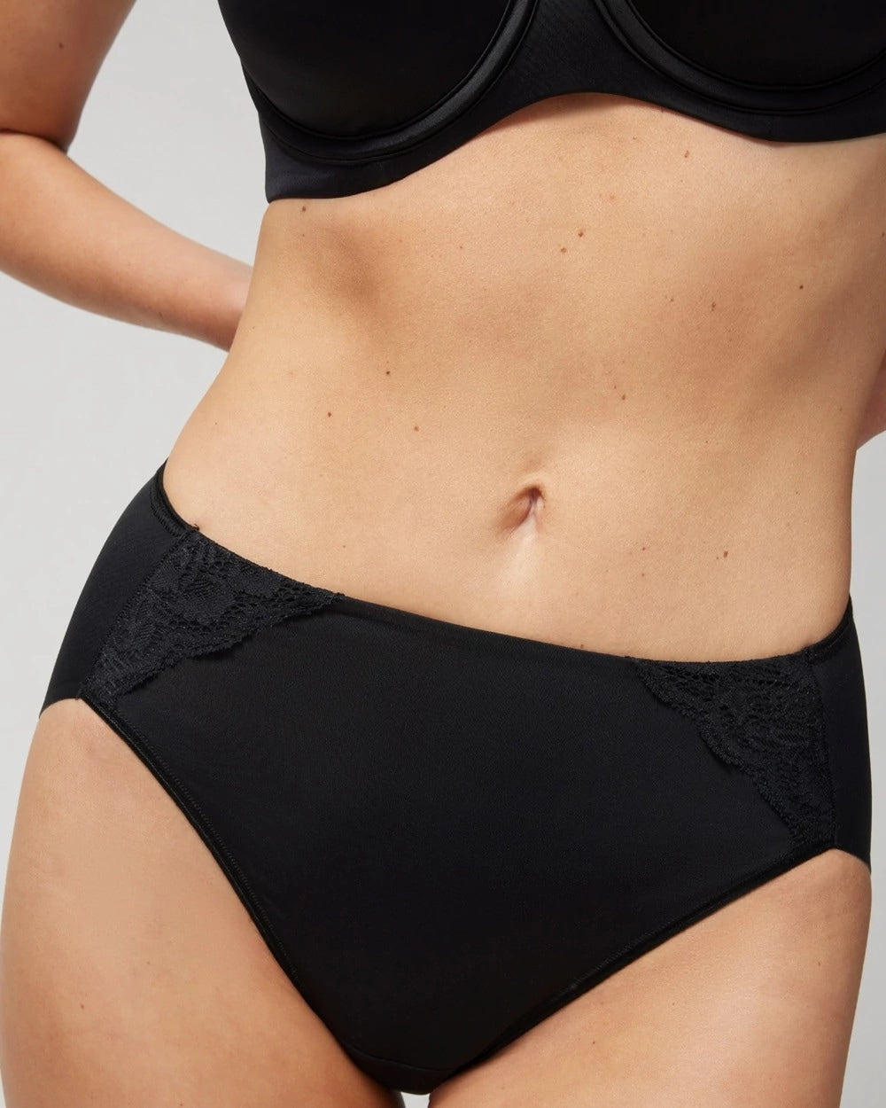 Soma / High-Leg Brief Panty with Lace BLACK