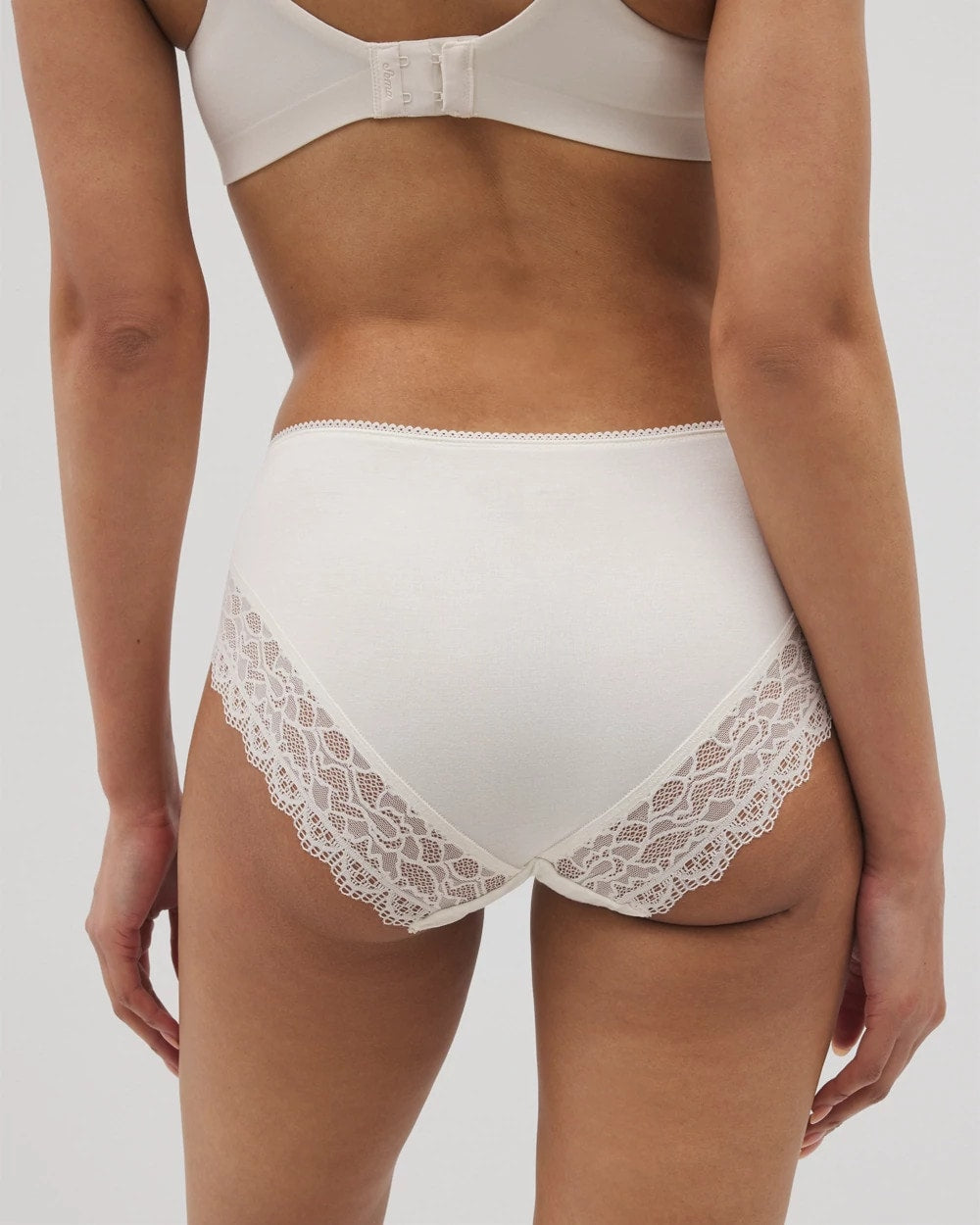 Soma / High-Leg Panty with Enchanting Lace IVORY