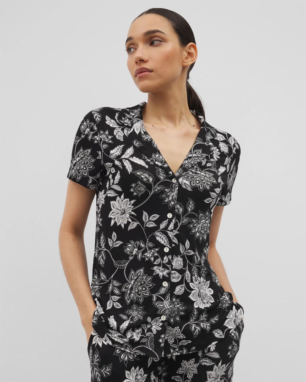 Soma / Short Sleeve Notch Collar Pajama Top MEANDERING GARDEN BLACK