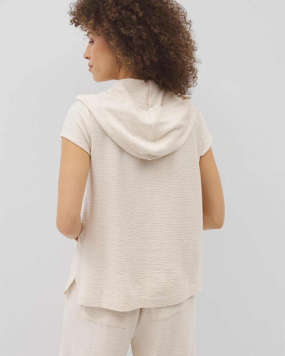 Soma / Crinkle Knit Short Sleeve V-Neck Hoodie PARCHMENT