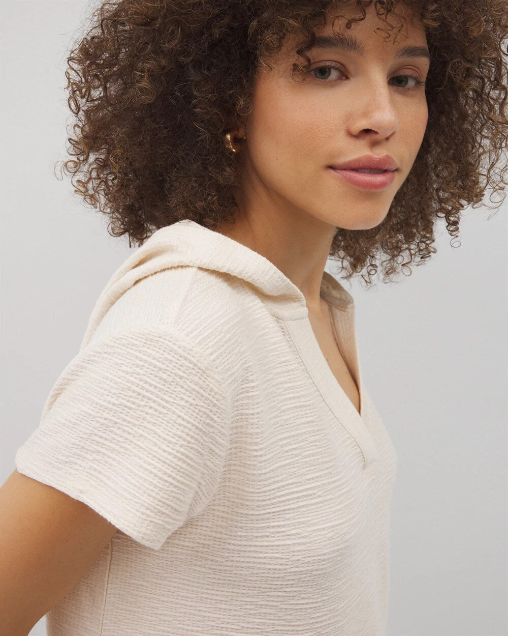 Soma / Crinkle Knit Short Sleeve V-Neck Hoodie PARCHMENT