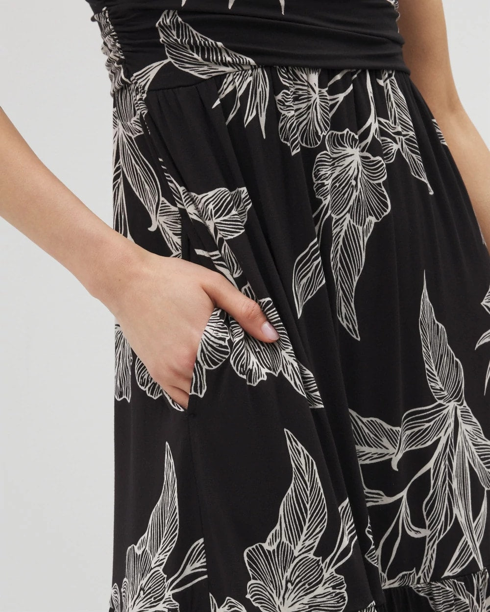 Soma / Goddess Tiered Maxi Dress PLUMERIA BLOOMS GRAND BLK