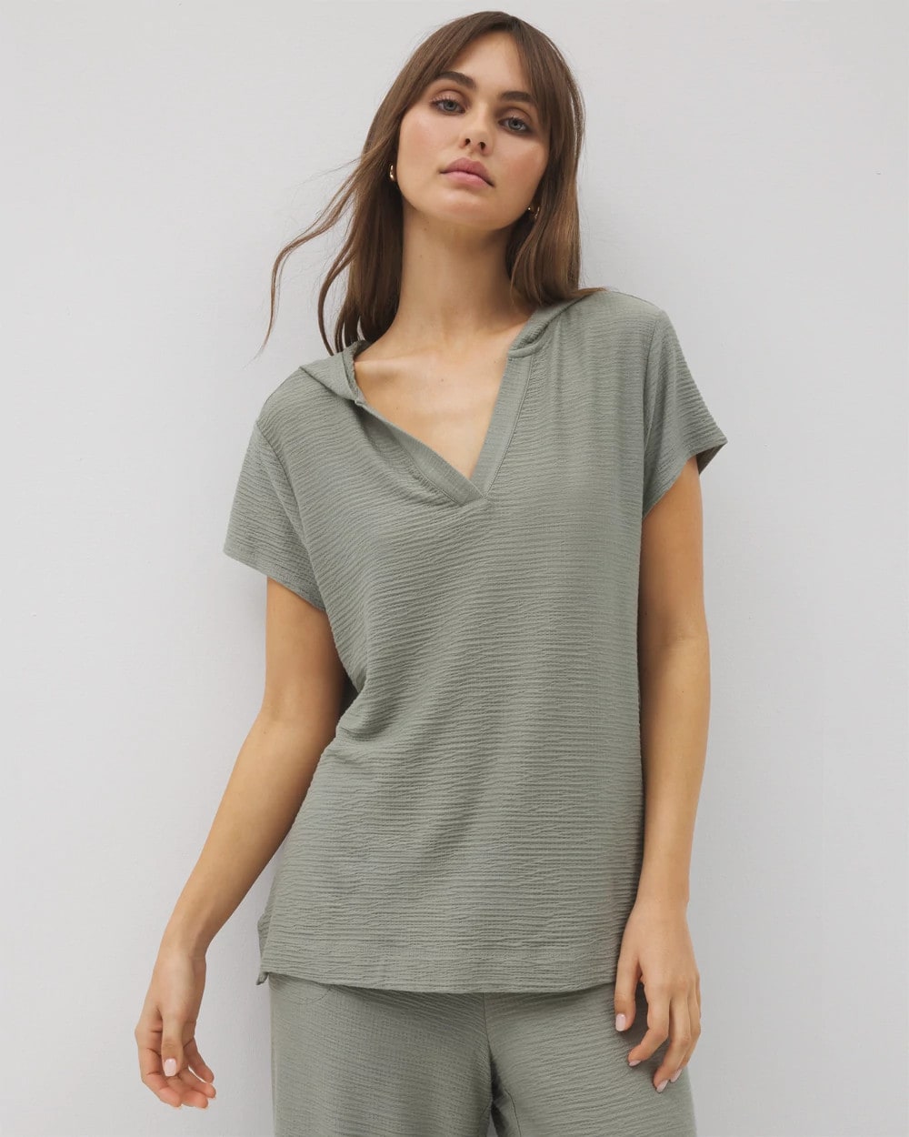 Soma / Crinkle Knit Short Sleeve V-Neck Hoodie RESTORATION GREEN