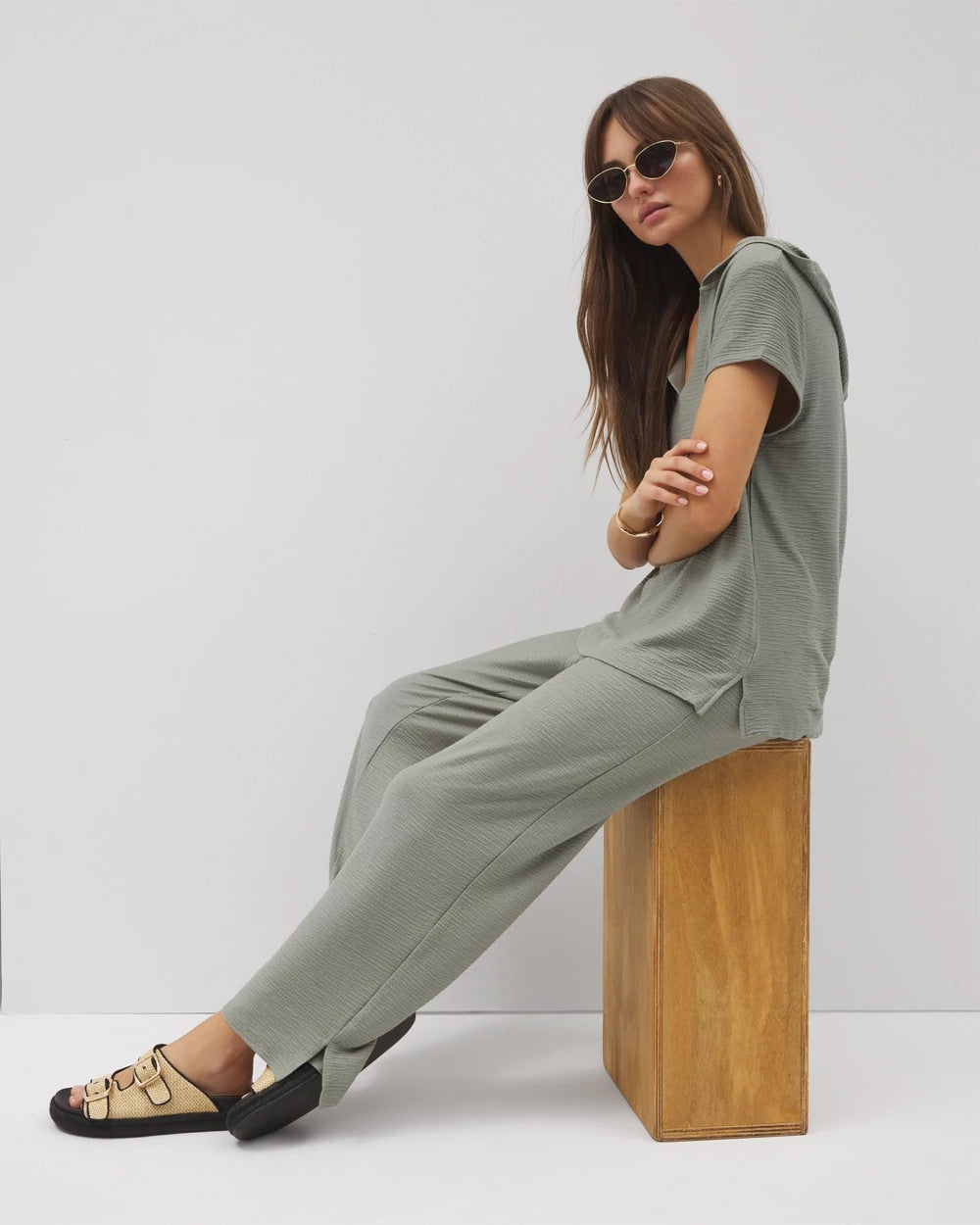 Soma / Crinkle Knit Short Sleeve V-Neck Hoodie RESTORATION GREEN