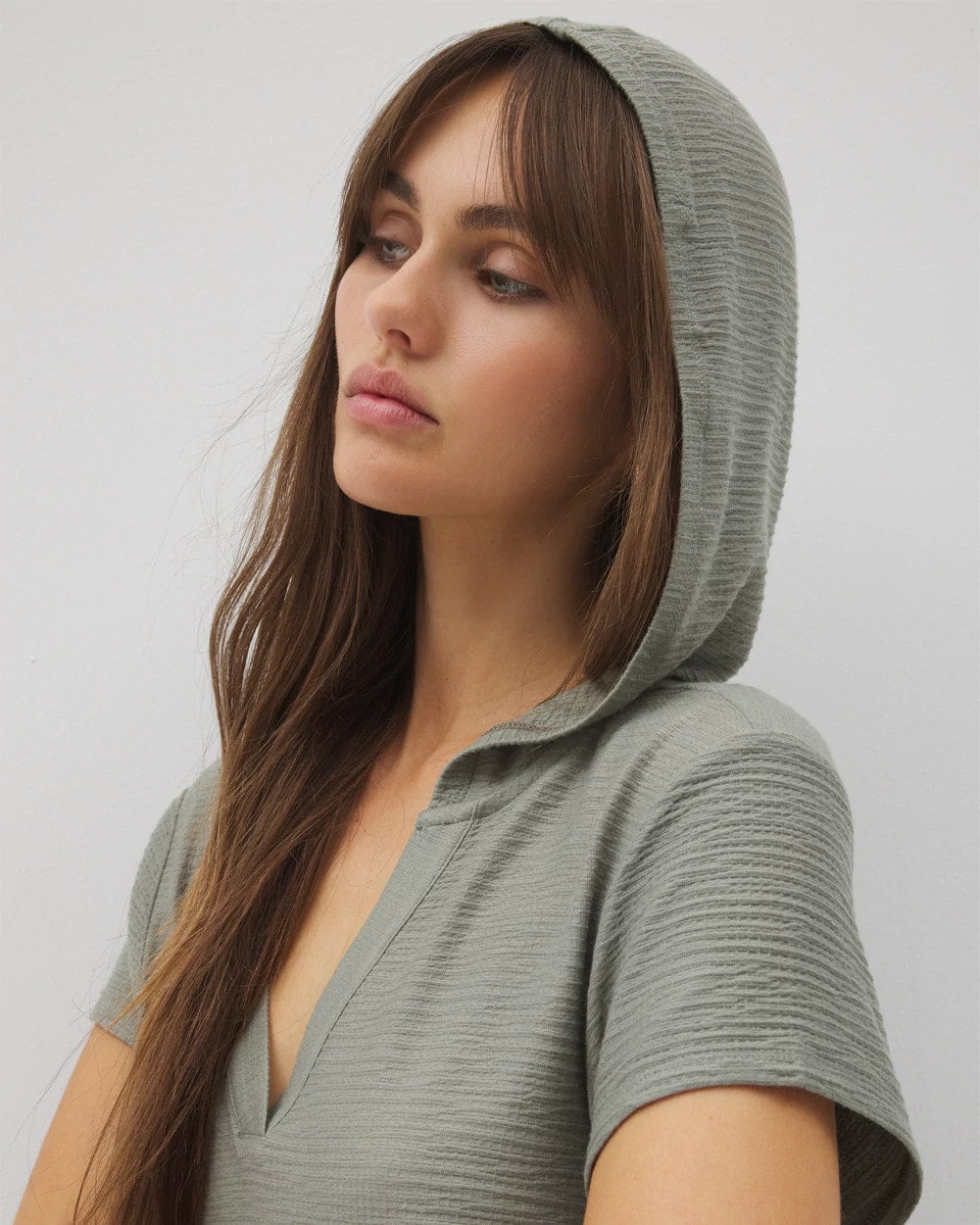 Soma / Crinkle Knit Short Sleeve V-Neck Hoodie RESTORATION GREEN
